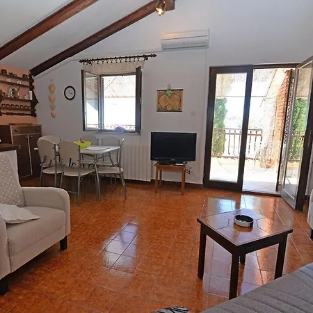 Apartment In 33349 *